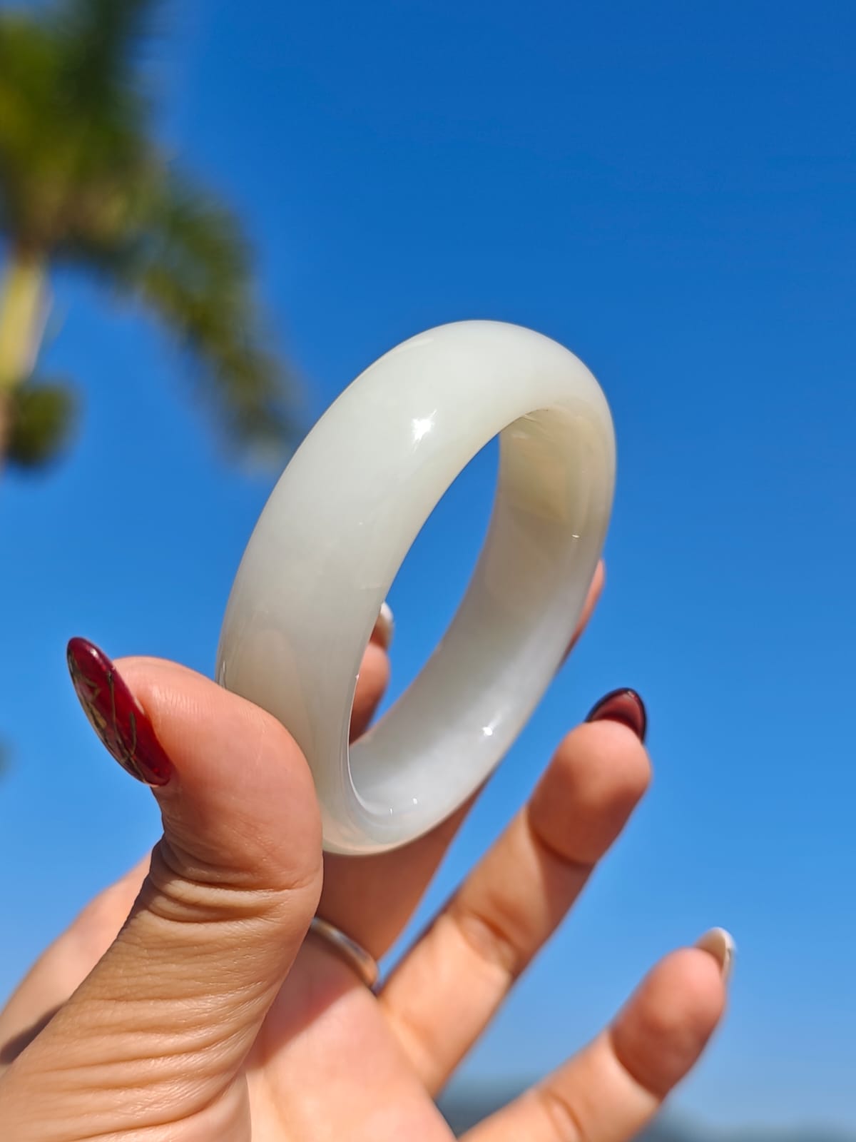 有證書和田白玉帶糖料玉手鐲｜56 mm 圈口 · 18.4 mm 厚度 · Hetian White Jade Bracelet