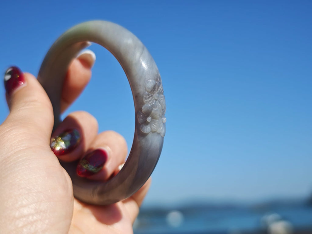 Adamigold | 和田玉煙紫玉帶翡翠手鐲｜圈口約 58.3MM｜玉厚度 13.8MM｜Hetian Smoky Purple Jade with Jadeite Bangle | 58.3MM Inner | 13.8MM Thickness